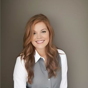 Meet your Posher, Adrienne